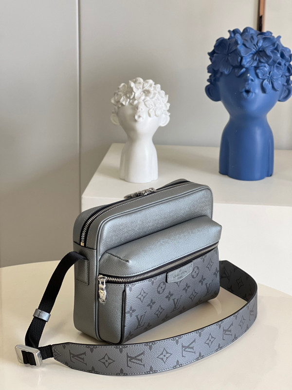 l0*is V*t0n outdoor messenger