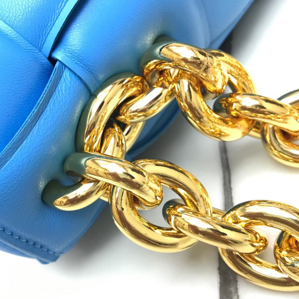 bo*te*ga Ve*ne*ta the chain cassette