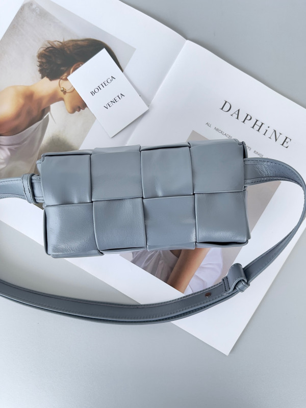 bo*te*ga Ve*ne*ta cassette belt bag