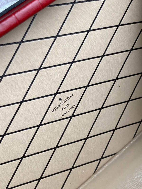 l0*is V*t0n petite malle