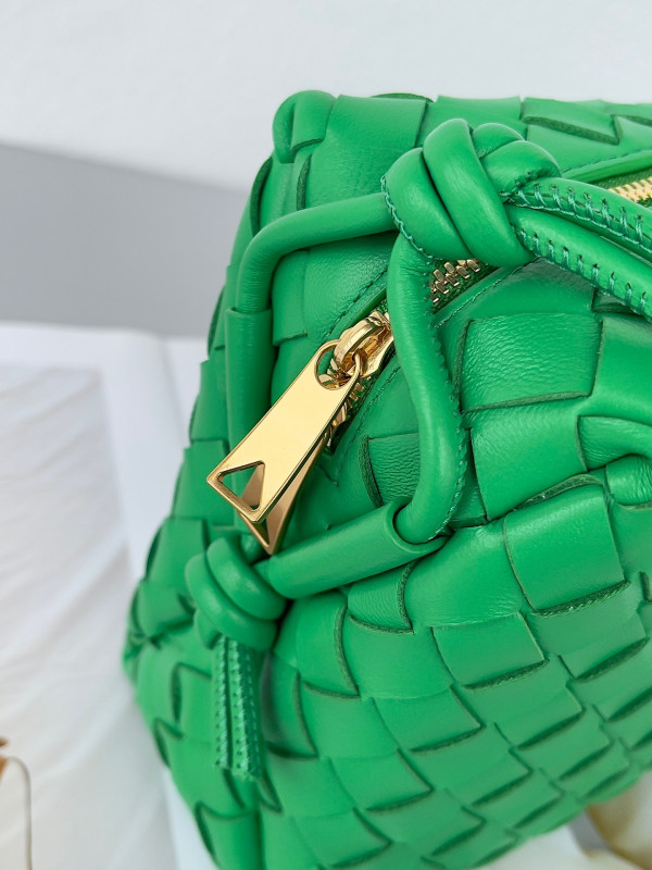 bo*te*ga Ve*ne*ta small loop camera bag