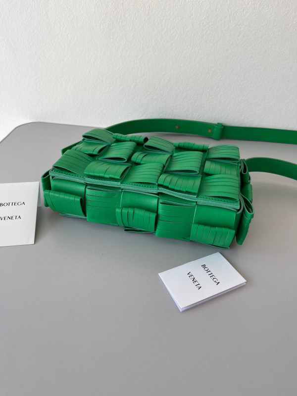 bo*te*ga Ve*ne*ta cassette