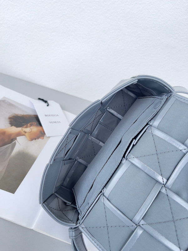 bo*te*ga Ve*ne*ta cassette belt bag