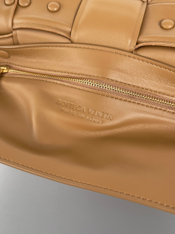 bo*te*ga Ve*ne*ta the chain cassette