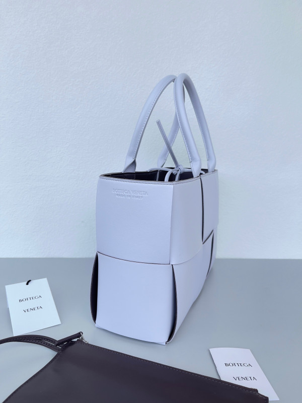 bo*te*ga Ve*ne*ta small arco tote bag