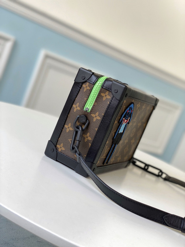 l0*is V*t0n soft trunk