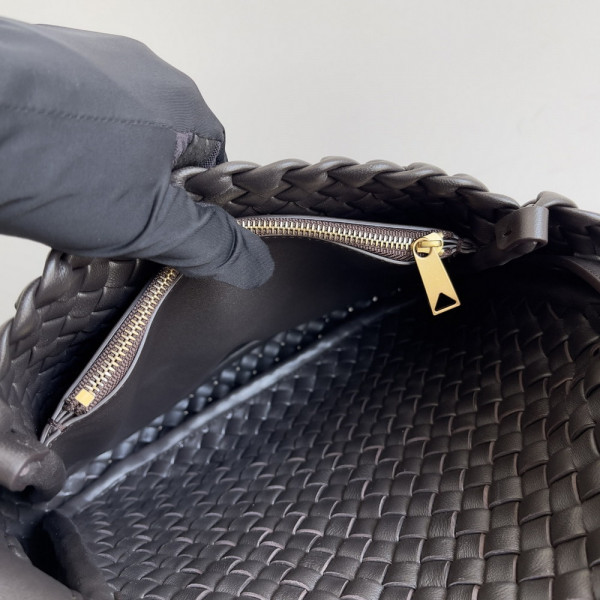 bo*te*ga Ve*ne*ta small cobble shoulder bag