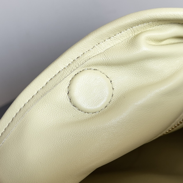 bo*te*ga Ve*ne*ta small hop