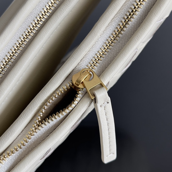 bo*te*ga Ve*ne*ta gemelli messenger